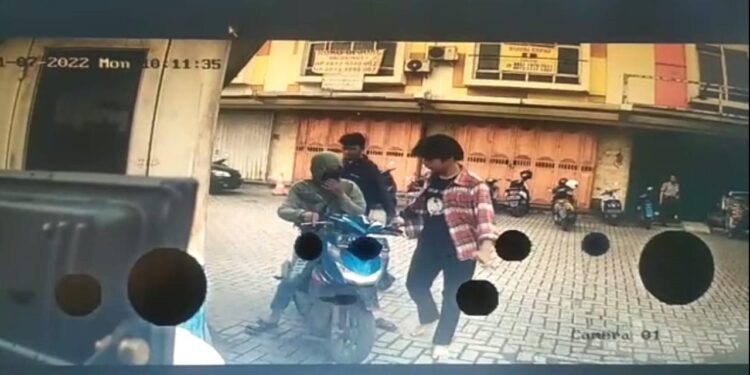 Motor Karyawan Ruko Metland Nyaris Dimaling, Pelaku Diduga Bawa Senpi