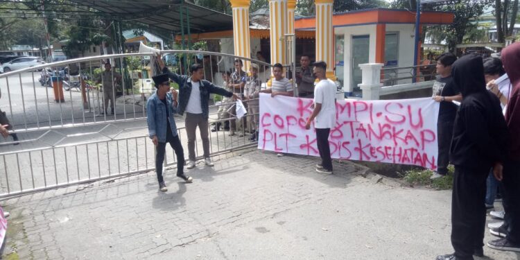 Protes Jabatan Pelaksana Tugas Terlalu Lama, KOMPI Sumut Seruduk Kantor Dinkes