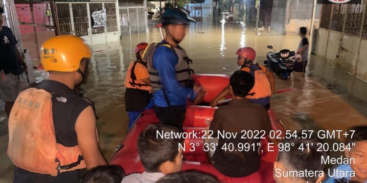Dini Hari Lakukan Evakuasi, Pemko Medan Siaga Bantu Warga Hadapi Luapan Sungai Deli