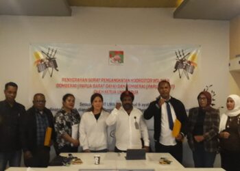 Penyerahan SK Pengangkatan Koordinator Wilayah Lembaga Masyarakat Adat (LMA) Papua Barat dan Papua Barat Daya