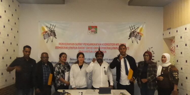 Penyerahan SK Pengangkatan Koordinator Wilayah Lembaga Masyarakat Adat (LMA) Papua Barat dan Papua Barat Daya