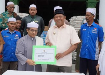 Plt Bupati Langkat Serahkan 2 Ekor Sapi Bantuan Peringatan HAUL Tuan Guru ke-99