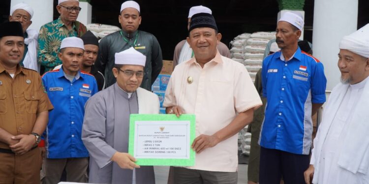 Plt Bupati Langkat Serahkan 2 Ekor Sapi Bantuan Peringatan HAUL Tuan Guru ke-99