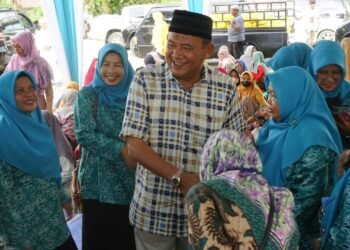 Syah Afandin Serahkan 150 Paket Sembako untuk Guru Ngaji se-Teluk Aru