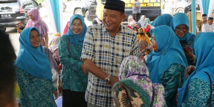 Syah Afandin Serahkan 150 Paket Sembako untuk Guru Ngaji se-Teluk Aru