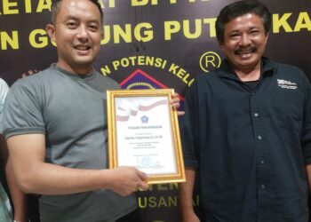 Kapolsek Gunung Putri Terima Piagam Dari Ketua Lintas Ormas, Sinergitas Polisi dan Ormas