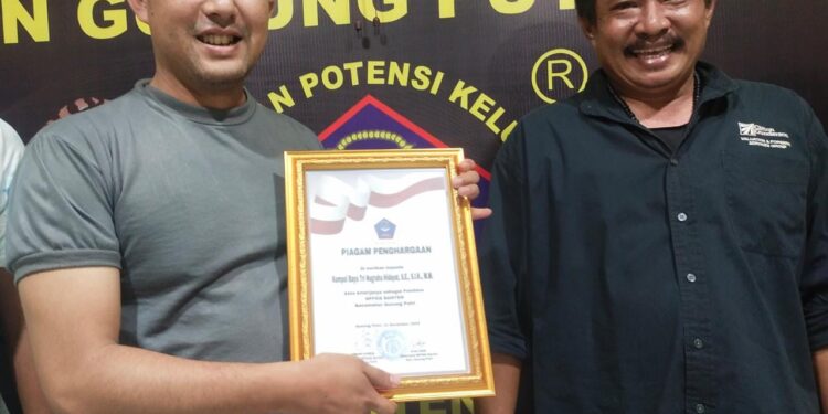 Kapolsek Gunung Putri Terima Piagam Dari Ketua Lintas Ormas, Sinergitas Polisi dan Ormas