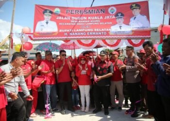 Bupati Lamsel Resmikan Jalan Cor Beton di Dusun Kuala Jaya Desa Bandar Agung