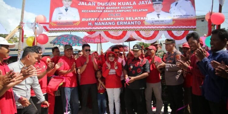 Bupati Lamsel Resmikan Jalan Cor Beton di Dusun Kuala Jaya Desa Bandar Agung