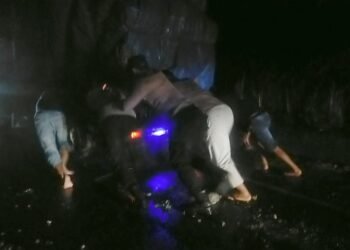 Hindari Kemacetan Lalin, Personel Polsubsektor Perbatasan Rumah Bundar Dorong Mobil Mogok