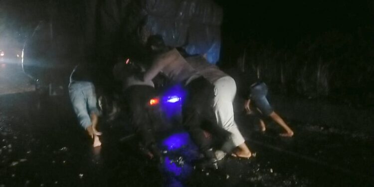 Hindari Kemacetan Lalin, Personel Polsubsektor Perbatasan Rumah Bundar Dorong Mobil Mogok