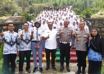 Kapolsek Rikit Gaib dan Kasatlantas Gelar Kegiatan Saweu Sikula di SMAN 1 Rikit Gaib