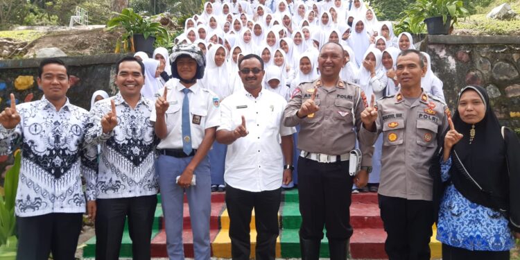 Kapolsek Rikit Gaib dan Kasatlantas Gelar Kegiatan Saweu Sikula di SMAN 1 Rikit Gaib