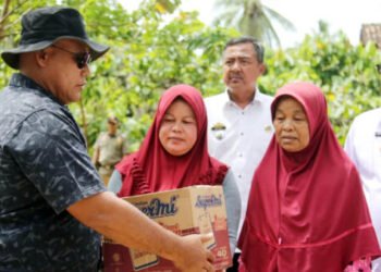 Bupati Nanang Ermanto Bantu Bedah Rumah Warga di Kecamatan Sidomulyo