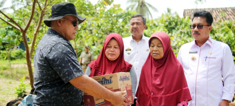 Bupati Nanang Ermanto Bantu Bedah Rumah Warga di Kecamatan Sidomulyo