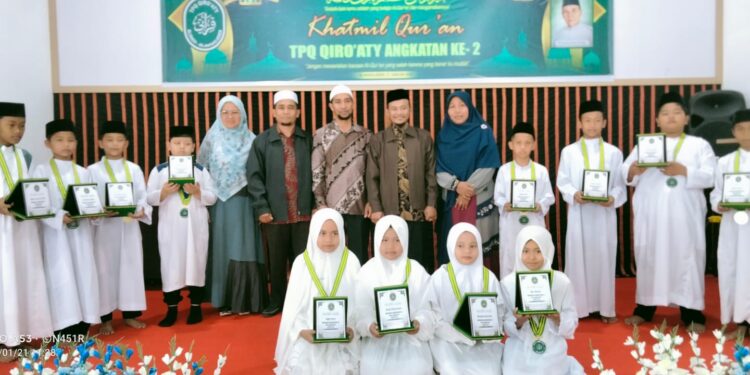 TPQ Qiiro’aty Kabupaten Gayo Lues Wisuda 12 Santri di The Legen Hotel