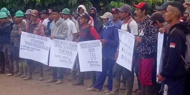 Ratusan Buruh PT MAR Kubu Raya Demo Tuntut Penghapusan Upah Murah