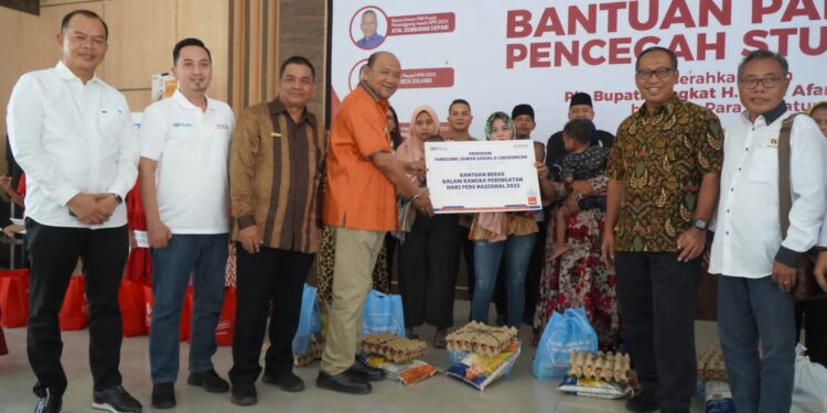 Plt Bupati Langkat Apresiasi Kegiatan Bakti Sosial Bantuan Pangan Pencegahan Stunting PWI Langkat