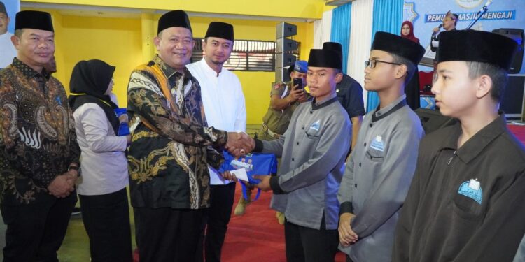 Hadiri Mesjid Mengaji, Syah Afandin Sumbangkan 100 Al Quran untuk Para Hafizh