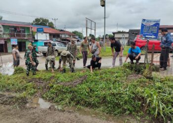 Personel Satgas Pamtas RI-Malaysia Yonarmed 19/105 Trk Bogani Bersama TDM Laksanakan Karya Bakti Bersama Di Perbatasan