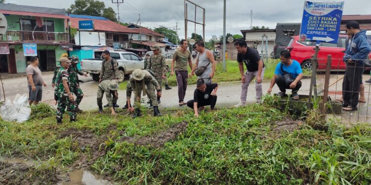 Personel Satgas Pamtas RI-Malaysia Yonarmed 19/105 Trk Bogani Bersama TDM Laksanakan Karya Bakti Bersama Di Perbatasan