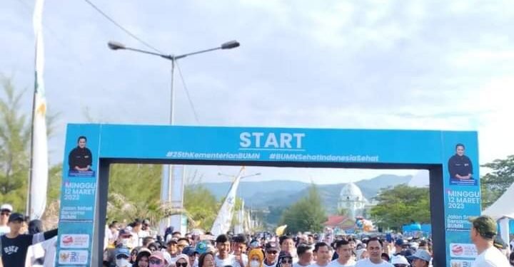 Wakil Bupati Kolaka Lepas Jalan Sehat Bersama BUMN