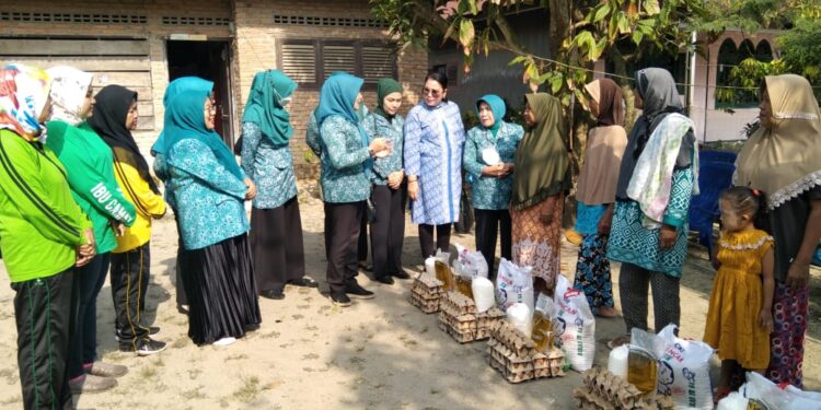 Jelang Ramadhan, PKK Langkat Bagikan Paket Sembako ke Kaum Dhuafa