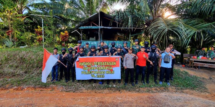 Wujud Sinergitas TNI-Polri, Satgas Pamtas Yonarmed 19/105 Trk Bogani Patroli Bersama Polri Di Perbatasan RI-Malaysia