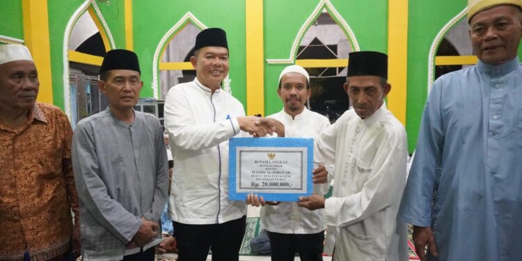 Kali Ini Rombongan 2 Safari Ramadhan Pemkab Langkat Datangi Masjid AL Hidayah Pantai Gemi