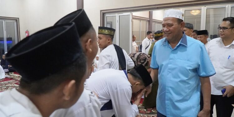 Syah Afandin Sholat Terawih Bersama Santri Ulumul Qur’an