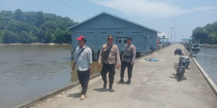 Polres Kayong Utara Datangi TKP adanya aduan masyarakat tentang Kebakaran Di Kawasan Hutan di Pangkalan Pendaratan Ikan