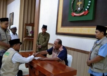Plt Bupati Langkat Serahkan Zakat Mal Rp150 Juta ke Baznas