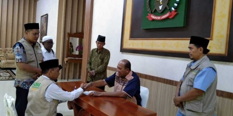 Plt Bupati Langkat Serahkan Zakat Mal Rp150 Juta ke Baznas