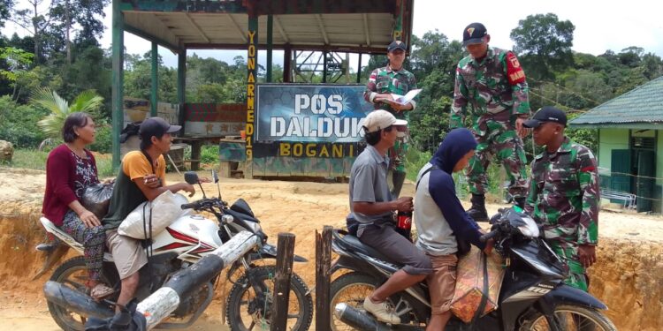 Cegah Barang Ilegal, Personel Yonarmed 19/105 Trk Bogani Laksanakan Pemeriksaan Rutin Terhadap Warga Yang Melintas