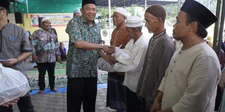500 Paket Sembako Diserahkan Syah Afandin untuk Kaum Dhuafa di 5 Kecamatan