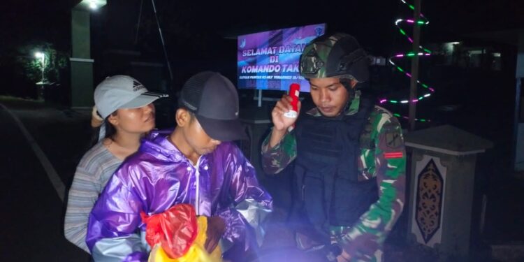 Cegah Kegiatan Ilegal Jelang Hari Lebaran, Satgas Pamtas RI-MLY Yonarmed 19/105 Trk Bogani Laksanakan Sweeping Malam Hari