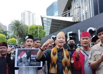 Aksi unjuk rasa Laskar Suku Betawi melawan mafia tambang