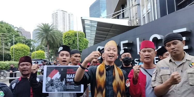 Aksi unjuk rasa Laskar Suku Betawi melawan mafia tambang