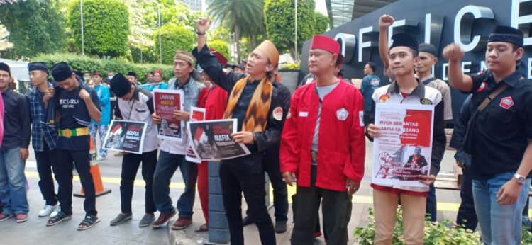 Aksi unjuk rasa Laskar Suku Betawi melawan mafia tambang