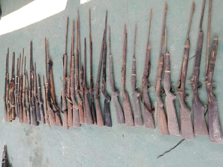 Satgas Pamtas RI-MLY Yonarmed 19/105 Trk Bogani Serahan Senjata Api Rakitan Dan Munisi Hasil Operasi Kepada Denpal XII/I Sintang
