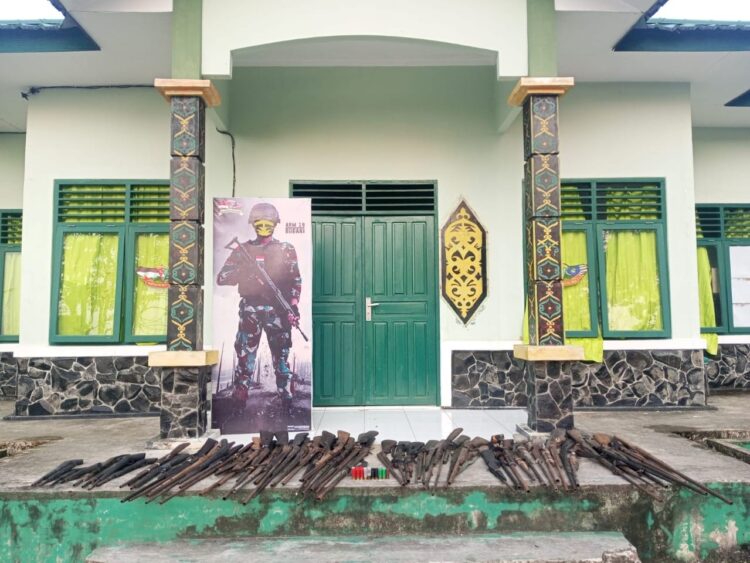 Satgas Pamtas RI-MLY Yonarmed 19/105 Trk Bogani Serahan Senjata Api Rakitan Dan Munisi Hasil Operasi Kepada Denpal XII/I Sintang