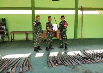 Satgas Pamtas RI-MLY Yonarmed 19/105 Trk Bogani Serahan Senjata Api Rakitan Dan Munisi Hasil Operasi Kepada Denpal XII/I Sintang