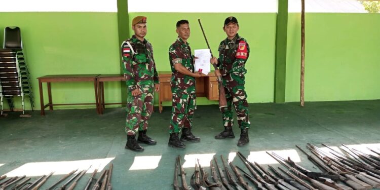 Satgas Pamtas RI-MLY Yonarmed 19/105 Trk Bogani Serahan Senjata Api Rakitan Dan Munisi Hasil Operasi Kepada Denpal XII/I Sintang