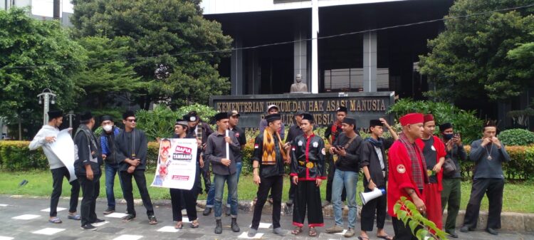 Terduga ikut jaringan mafia tambang! Wamenkumham Edward Omar Syarif Hiariej di geruduk Laskar Suku Betawi di kantornya.