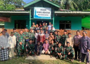 Satgas Pamtas Yonarmed 19/105 Trk Bogani Laksanakan Sholat Idul Fitri Dan Halal Bi Halal Bersama Masyarakat Di Perbatasan RI-Malaysia.