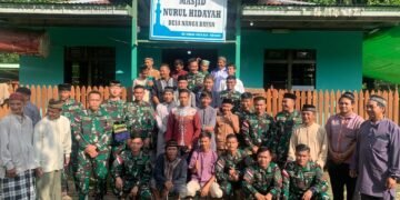 Satgas Pamtas Yonarmed 19/105 Trk Bogani Laksanakan Sholat Idul Fitri Dan Halal Bi Halal Bersama Masyarakat Di Perbatasan RI-Malaysia.