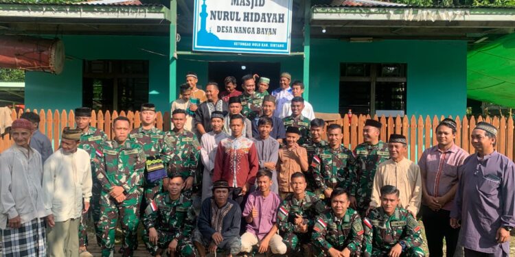 Satgas Pamtas Yonarmed 19/105 Trk Bogani Laksanakan Sholat Idul Fitri Dan Halal Bi Halal Bersama Masyarakat Di Perbatasan RI-Malaysia.