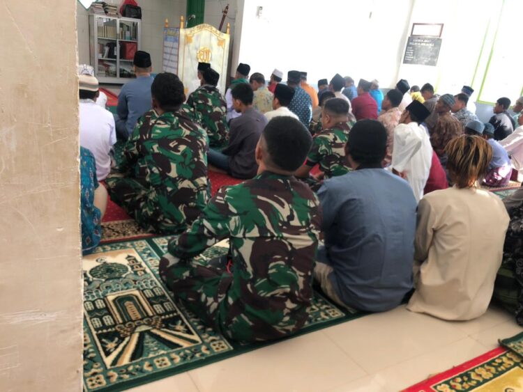Satgas Pamtas Yonarmed 19/105 Trk Bogani Laksanakan Sholat Idul Fitri Dan Halal Bi Halal Bersama Masyarakat Di Perbatasan RI-Malaysia.