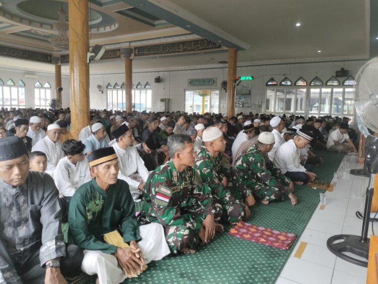 Satgas Pamtas Yonarmed 19/105 Trk Bogani Laksanakan Sholat Idul Fitri Dan Halal Bi Halal Bersama Masyarakat Di Perbatasan RI-Malaysia.
