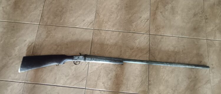 Warga Desa Binaan Serahkan Senpi Rakitan Kepada Pos Kotis Satgas Pamtas RI-MLY Yonarmed 19/105 Trk Bogani